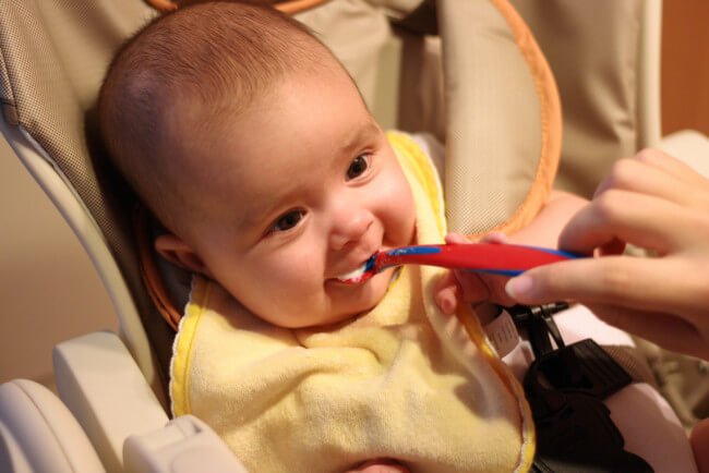 bebek mamasından katı gıdalara geçiş süreci