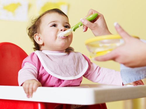 püre yedirilen bebek