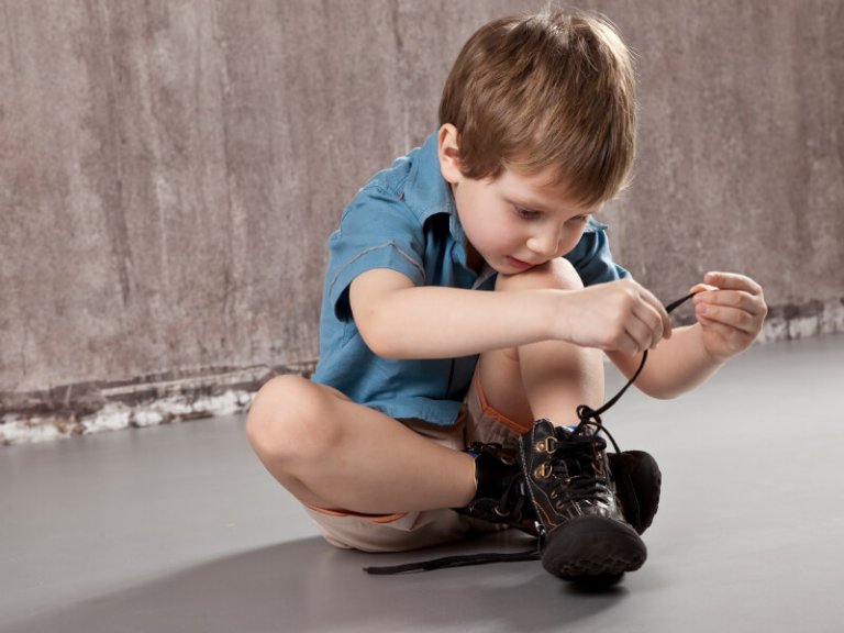 ayakkabı bağlamayı öğrenen çocuk