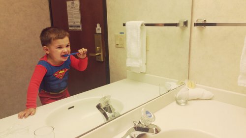 Diş fırçalayan çocuk