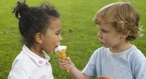 dondurma yiyen çocuklar