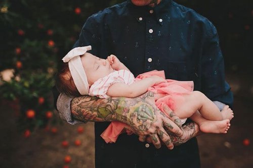 dövmeli baba ve bebeği