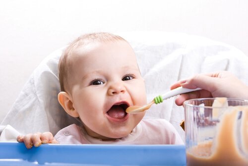 Kız bebek mama yerken