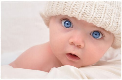 mavi gözlü bereli bebek