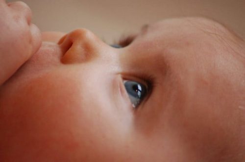 mavi gözlü tatlı bebek