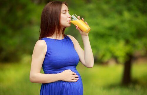 meyve suyu içen hamile kadın 