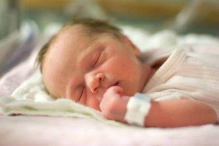Yeni Doğan Bir Bebeği Ziyaret Ederken Bilmeniz Gereken 8 Şey