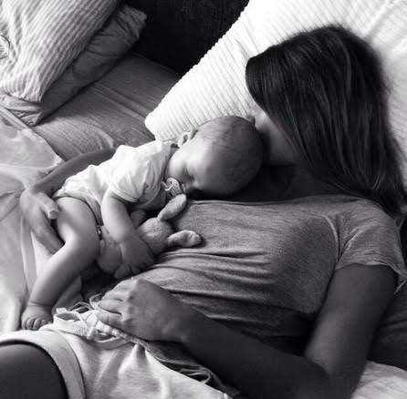uyuyan anne ve bebeği