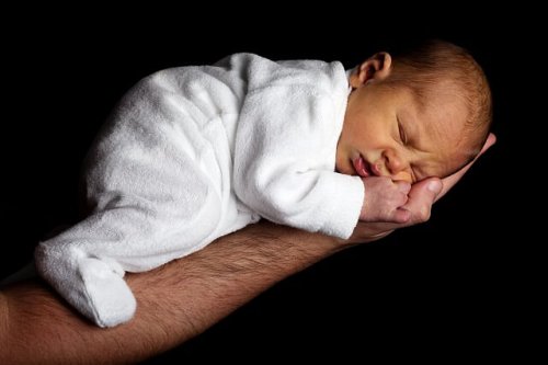 Babasının elinde uyuyan bebek
