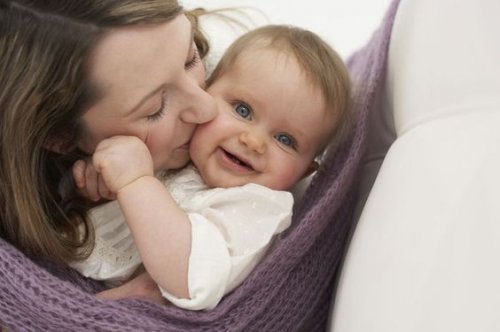 Bebeğini öpen anne