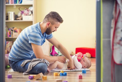 baba çocuğun altını temizliyor