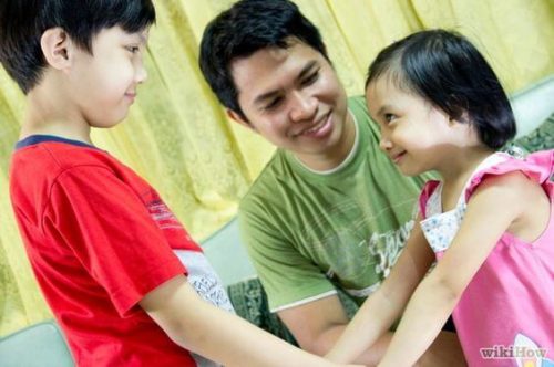 baba ve elele tutuşan çocuklar