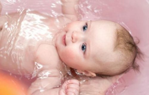 Banyo: Bebeğin Rahatlaması İçin Zevkli Bir An