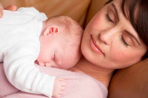 bebek annenin kollarında dinlenirken