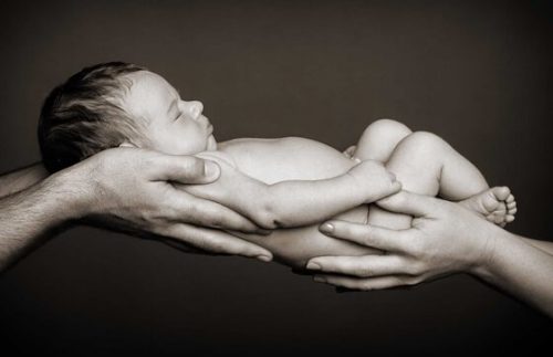 el üstünde tutulan bebek