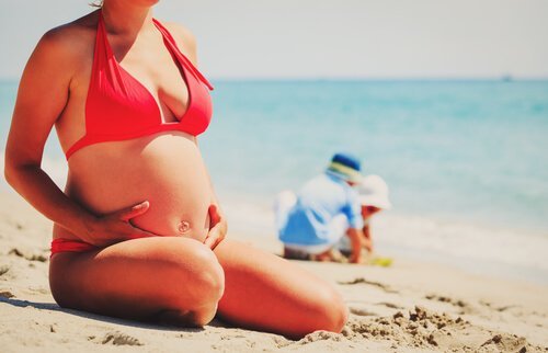 hamile kadın plajda