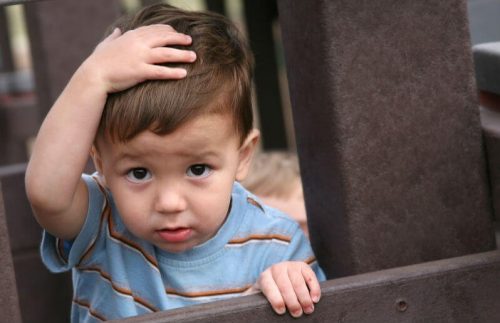 kafasını tutan çocuk