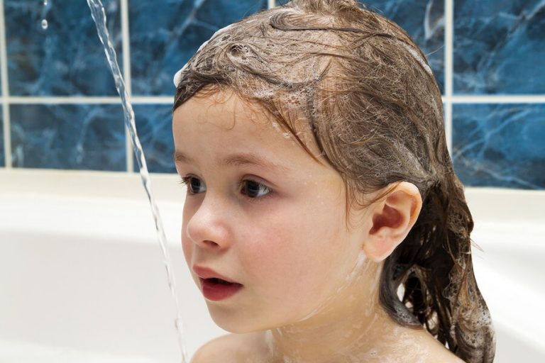 Çocukların saçlarını her gün yıkamak iyi midir?