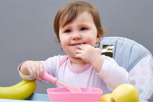 Çocuklara yalnız yemek yemeyi öğretmek için 5 ipucu