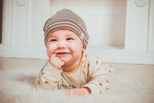 Pijamalı bebek gülümsüyor