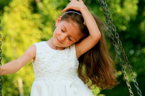 salıncakta kız çocuğu