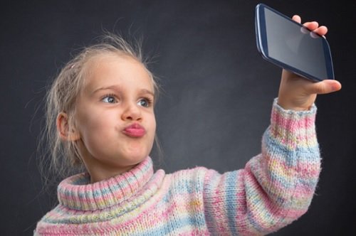 selfi çeken kız