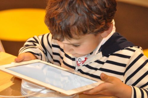 tabletle oynayan çocuk