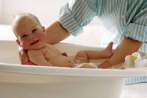 yıkanan mutlu bebek