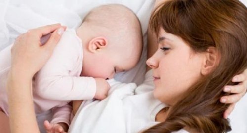 Annesi ile uyuyan bebek