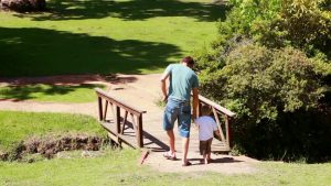 İyi Bir Baba Çocuğun Kalbine Giden Köprüler İnşa Eder, Duvarlar Değil