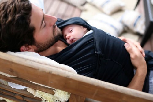 Bebeğine sarılan bir baba