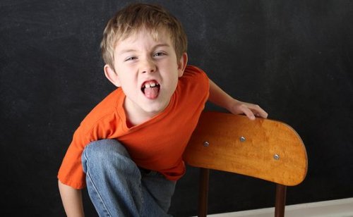 Dil çıkaran yaramaz çocuk