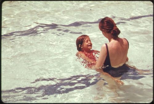 anne kızıyla yüzüyor