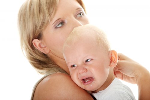 Anne ağlayan bebeğini kucağına alıyor