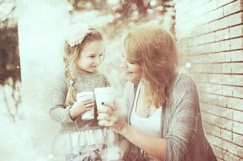 anne ve kız kahve kupalarla