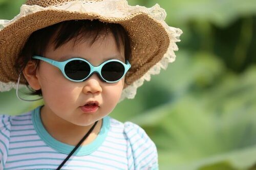güneş gözlüklü çocuk