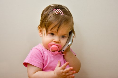 telefonla oynayan kız bebek