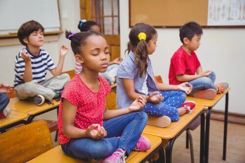 sınıfta meditasyon yapan çocuklar