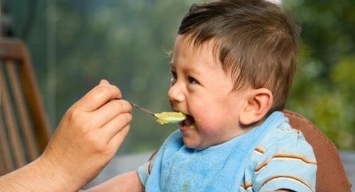 Bebeğinizin İlk Yemeği: Katı Gıda Vermeye Başlamak
