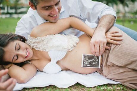 hamile kadın ve eşi piknikte