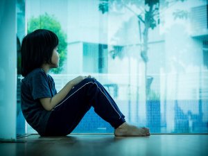 Çocuklarda hastalık derecesinde keder ve tasa