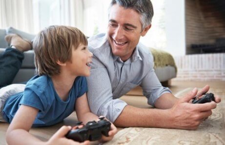 baba ve erkek çocuk oyun oynuyor