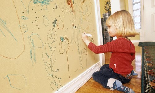 Duvara resim yapan çocuk