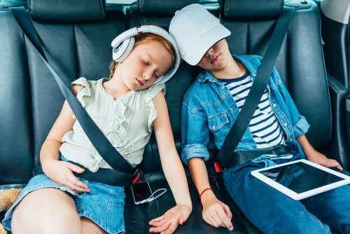 çocuklar arabada uyuyor