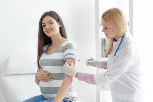 aşı olan hamile kadın