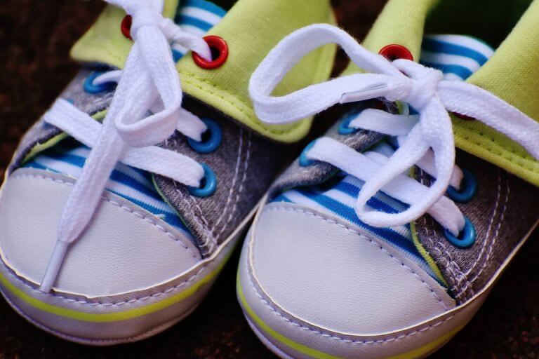bağcıkları bağlı bebek ayakkabısı