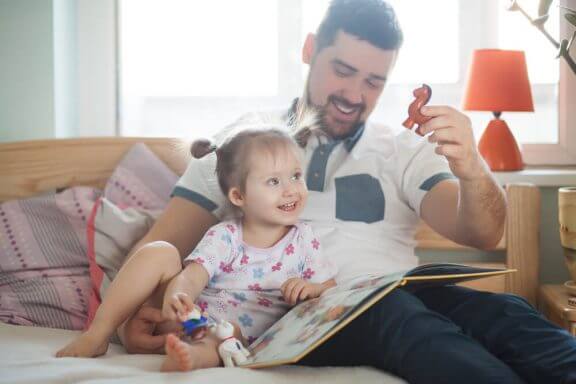 kızına hikaye okuyan baba