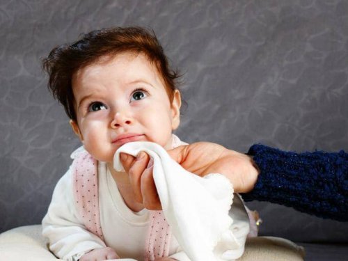 çocuğun çenesini silen kadın
