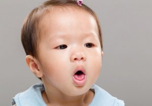 ağzı açık dili görülen bebek
