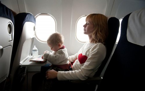 Uçak seyahati yapan anne ve bebek